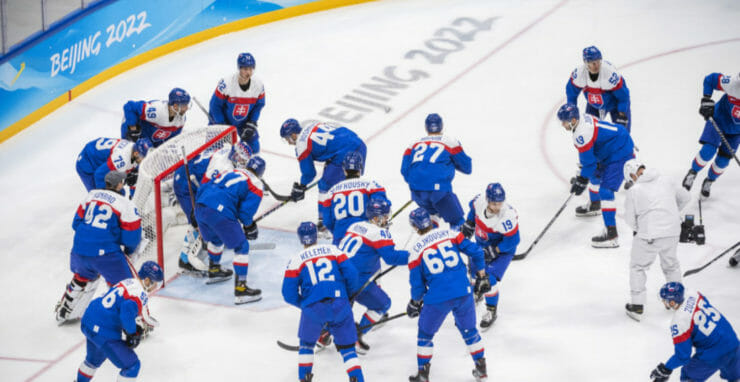 Hráči Slovenska pred zápasom základnej C-skupiny hokejového turnaja mužov Lotyšsko - Slovensko na ZOH 2022 v Pekingu v nedeľu 13. februára 2022.