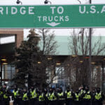 Policajti prichádzajú na most spájajúci Kanadu a USA