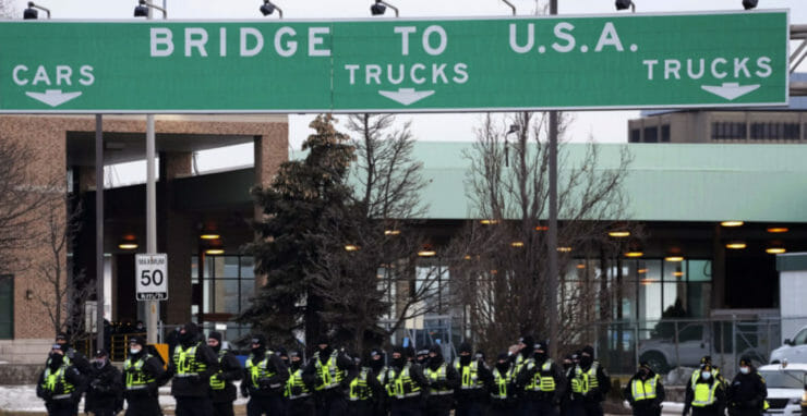 Policajti prichádzajú na most spájajúci Kanadu a USA