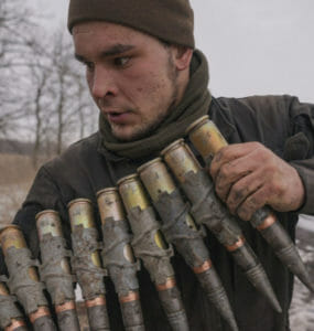 Na ilustračnej snímke ukrajinský príslušník armády s veľkokalibrovou muníciou