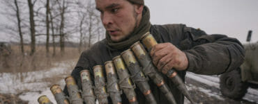 Na ilustračnej snímke ukrajinský príslušník armády s veľkokalibrovou muníciou
