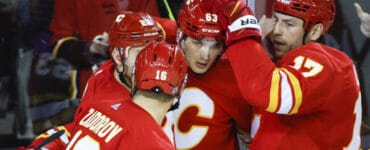 Uprostred slovenský center Calgary Adam Ružička oslavuje svoj gól v zápase hokejovej NHL Calgary Flames - Columbus Blue Jackets.