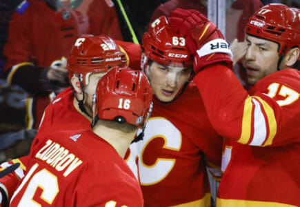 Uprostred slovenský center Calgary Adam Ružička oslavuje svoj gól v zápase hokejovej NHL Calgary Flames - Columbus Blue Jackets.