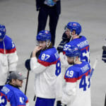 Sklamaní slovenskí hokejisti po prehre v semifinále s Fínskom na ZOH 2022 v Pekingu. Foto: tasr