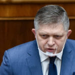 Robert Fico (Smer-SD) počas mimoriadnej schôdze Národnej rady SR k návrhu na odvolanie ministra vnútra Romana Mikulca (OĽANO) z funkcie 18. februára 2022 v Bratislave.