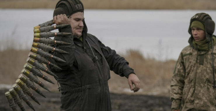 Na ilustračnej snímke Ukrajinský príslušník armády manipuluje s veľkokalibrovou muníciou.