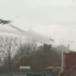Videosnímka zachytáva lietadlo, po jeho prelete nasledoval ohlušujúci výbuch a detský plač.