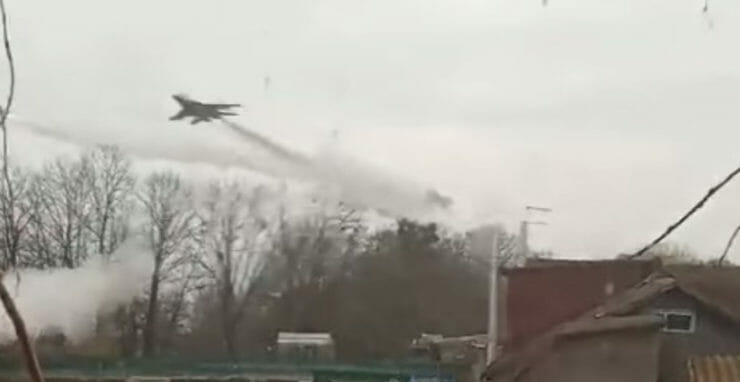 Videosnímka zachytáva lietadlo, po jeho prelete nasledoval ohlušujúci výbuch a detský plač.