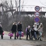 Ľudia opúšťajú Ukrajinu v pohraničnej maďarskej obci Lónya v piatok 25. februára 2022.