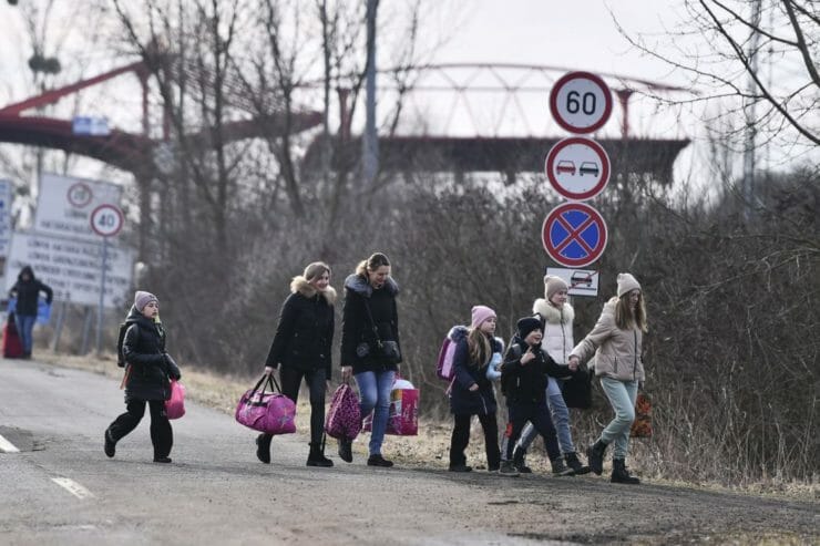 Ľudia opúšťajú Ukrajinu v pohraničnej maďarskej obci Lónya v piatok 25. februára 2022.