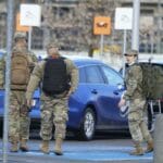 Na snímke aAmerickí armádni dôstojníci po prílete na letisku Rzeszów–Jasionka v juhovýchodnom Poľsku, kde sídli posádka administratívy americkej armády v sobotu 5. februára 2022.