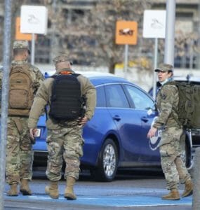 Na snímke aAmerickí armádni dôstojníci po prílete na letisku Rzeszów–Jasionka v juhovýchodnom Poľsku, kde sídli posádka administratívy americkej armády v sobotu 5. februára 2022.