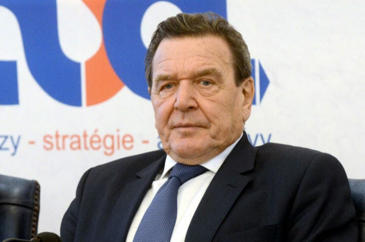 Bývalý nemecký spolkový kancelár Gerhard Schröder počas návštevy Bratislavy v decembri 2015.