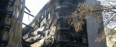 Zhorená budova garážového domu v Bratislave 6. marca 2022.