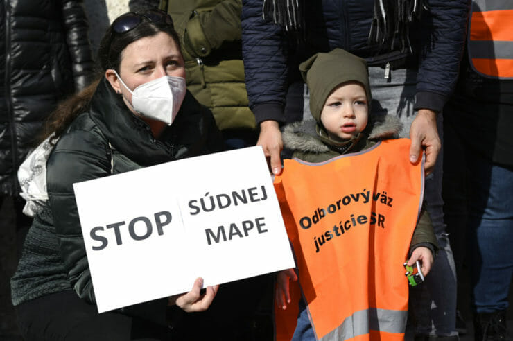 Zamestnankyňa súdu počas protestu proti súdnej mape 15. marca 2022 pred Krajským súdom v Trenčíne.