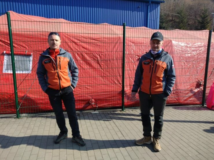 Horskí záchranári z Polonín, ktorí na hraničnom priechode v Ubli pomáhajú s transportom vojnových utečencov z Ukrajiny, v Ubli 15. marca 2022.
