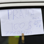 Na snímke ponuka na odvoz do Prahy z hraničného priechodu Vyšné Nemecké pre utečencov z Ukrajiny na jednom z áut zaparkovanom neďaleko štátnej hranice.