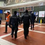 Policajti hliadkujú vo vestibule Hlavnej železničnej stanice v Bratislave.