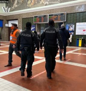 Policajti hliadkujú vo vestibule Hlavnej železničnej stanice v Bratislave.