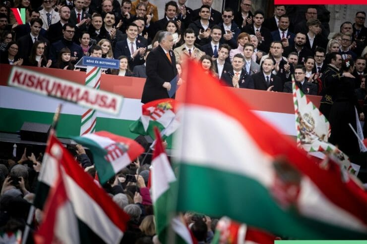 Viktor Orbán počas svojho prejavu pred obrovským davom v Budapešti.