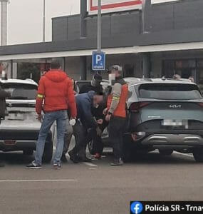 Na policajnej snímke zadržanie podozrivých podvodníkov.
