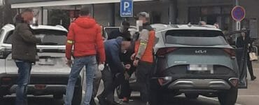 Na policajnej snímke zadržanie podozrivých podvodníkov.