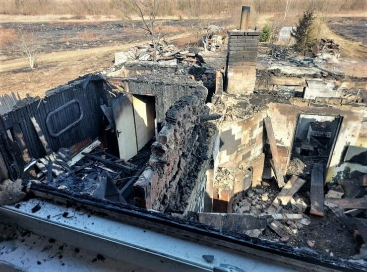 Zhorené príbytky po požiari v obci Ľubiša.