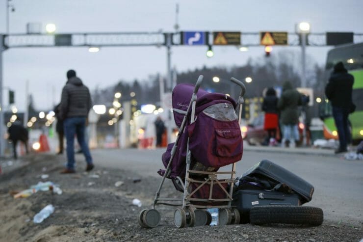 Na ilustračnej snímke opustený kufor a vozík zostali pri ceste po ukrajinských utečencoch.