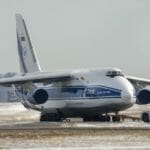 Ruské lietadlo Antonov AN-124 odtiahnuté na letisku Pearson v Toronte 28. februára 2022.