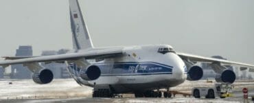 Ruské lietadlo Antonov AN-124 odtiahnuté na letisku Pearson v Toronte 28. februára 2022.