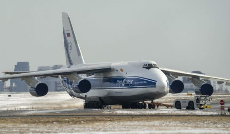 Ruské lietadlo Antonov AN-124 odtiahnuté na letisku Pearson v Toronte 28. februára 2022.