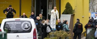 Českí policajti stoja pred strednou školou v Prahe, v ktorej útočník napadol mačetou učiteľa vo štvrtok 31. marca 2022.