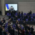 Ukrajinský prezident Volodymyr Zelenskyj sa prostredníctvom videokonferencie prihovoril poslancom nemeckého Spolkového snemu 17. marca 2022 v Berlíne.