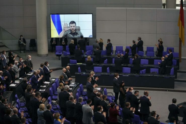 Ukrajinský prezident Volodymyr Zelenskyj sa prostredníctvom videokonferencie prihovoril poslancom nemeckého Spolkového snemu 17. marca 2022 v Berlíne.