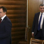 Členovia ruskej delegácie, hlavný vyjednávač Vladimir Medinskij (vľavo), poslanec ruskej štátnej Dumy Leonid Sluckij (tretí sprava), ruský veľvyslanec v Bielorusku Boris Gryzlov (druhý sprava) a námestník ruského ministra obrany Alexander Fomin.