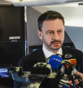 Premiér Eduard Heger počas brífingu s novinármi v lietadle cestou do Francúzska.