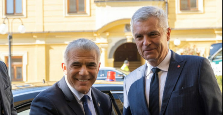 Minister zahraničných vecí Izraela Jair Lapid a vpravo šéf slovenskehj diplomacie Ivan Korčok počas stretnutia na pôde rezortu slovenskej diplomacie 14. marca 2022 v Bratislave.