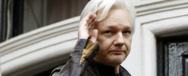 Na archívnej snímke z 19. mája 2017 zakladateľ webovej stránky WikiLeaks Julian Assange máva podporovateľom z balkóna ekvádorského veľvyslanestva v Londýne.Na archívnej snímke z 19. mája 2017 zakladateľ webovej stránky WikiLeaks Julian Assange máva podporovateľom z balkóna ekvádorského veľvyslanestva v Londýne.