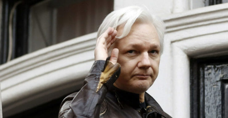 Na archívnej snímke z 19. mája 2017 zakladateľ webovej stránky WikiLeaks Julian Assange máva podporovateľom z balkóna ekvádorského veľvyslanestva v Londýne.Na archívnej snímke z 19. mája 2017 zakladateľ webovej stránky WikiLeaks Julian Assange máva podporovateľom z balkóna ekvádorského veľvyslanestva v Londýne.