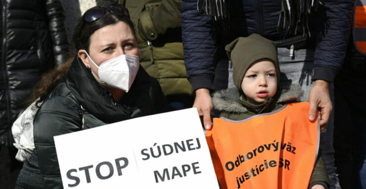 Zamestnankyňa súdu počas protestu proti súdnej mape 15. marca 2022 pred Krajským súdom v Trenčíne.