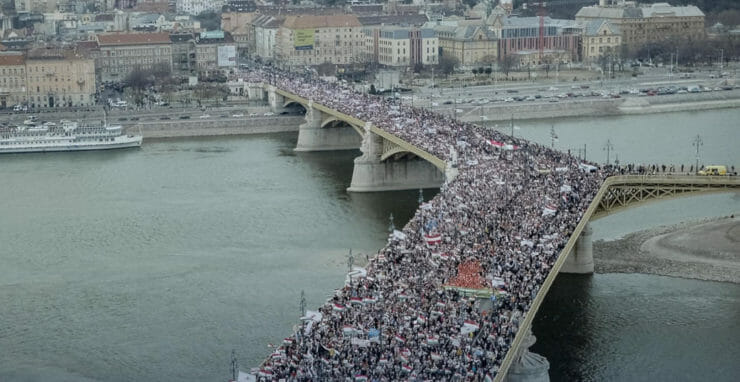 Margitin most v Budapešti z vtáčej perspektívy počas Pochodu za mier 15. marca 2022.