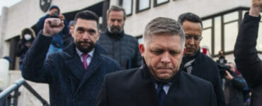 Na snímke poslanci Smeru-SD, zľava Richard Takáč, Robert Fico, v pozadí vpravo Ladislav Kamenický.