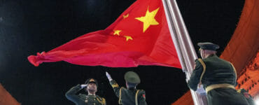 Vztýčenie čínskej vlajky počas otváracieho ceremoniálu XIII. zimných paralympijských hier v Pekingu 4. marca 2022.