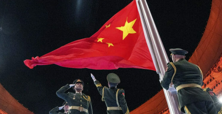 Vztýčenie čínskej vlajky počas otváracieho ceremoniálu XIII. zimných paralympijských hier v Pekingu 4. marca 2022.