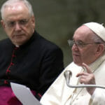 Pápež František a vedúci vatikánskeho protokolu Leonardo Sapienza.