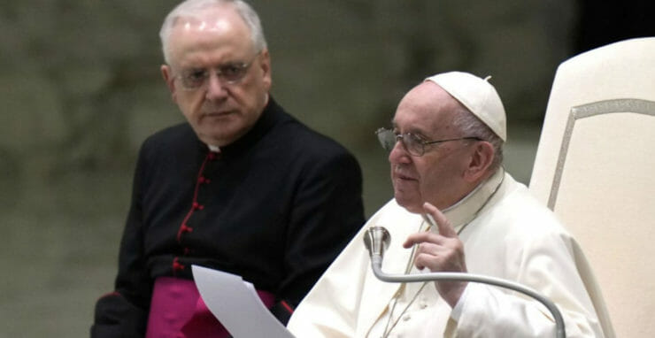 Pápež František a vedúci vatikánskeho protokolu Leonardo Sapienza.