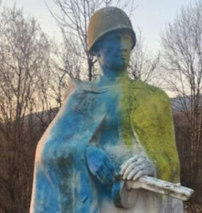 Sochu sovietskeho vojaka v Bošáci takto postriekali na žlto-modro.