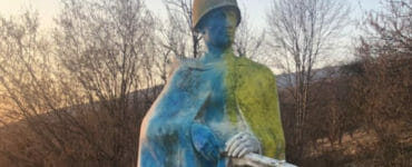 Sochu sovietskeho vojaka v Bošáci takto postriekali na žlto-modro.