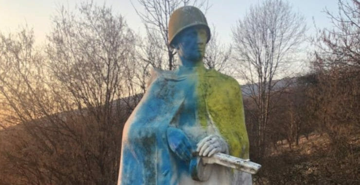 Sochu sovietskeho vojaka v Bošáci takto postriekali na žlto-modro.