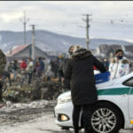 Na dodržiavanie karantény v rómskej osade Sačurov dohliadali vo februári 2021 policajti aj armáda.